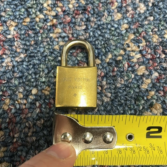 Preloved LOUIS VUITTON Padlock Key Cadena Gold Polished without key - Picture 7 of 8